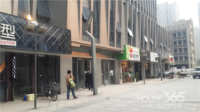 【河西万达广场希尔顿大酒店后面步行街福园街