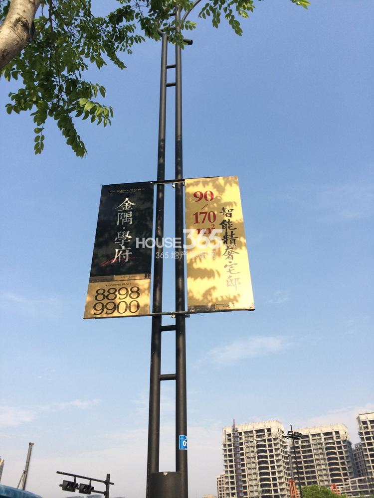 2015年4月下旬钱江御府项目道旗宣传