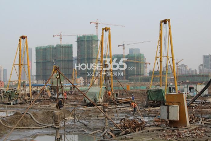 中国铁建江南国际城施工现场的机器 2015年5月摄